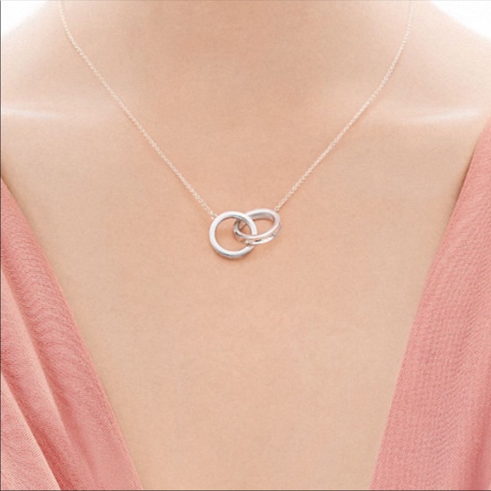 Interlocking circle necklace